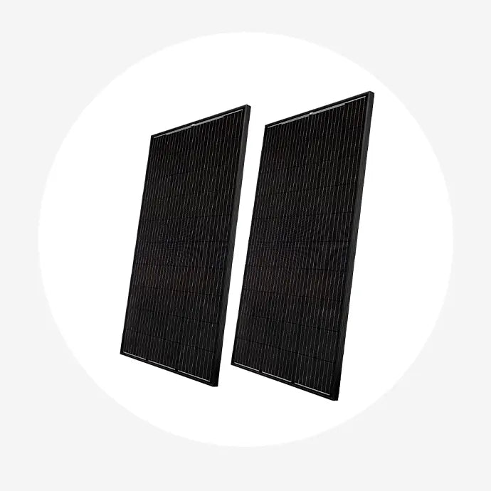 Zwei monokristalline Photovoltaik-Module in schwarzer Ausführung zur Stromerzeugung aus Sonnenenergie